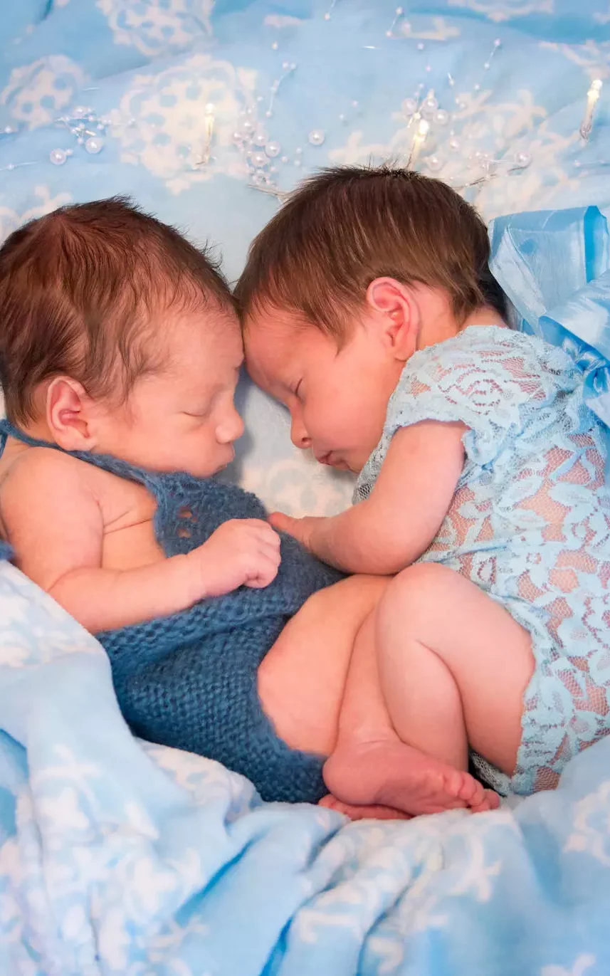 ruthestudio fotografia de bebe gemelos en colcha azul