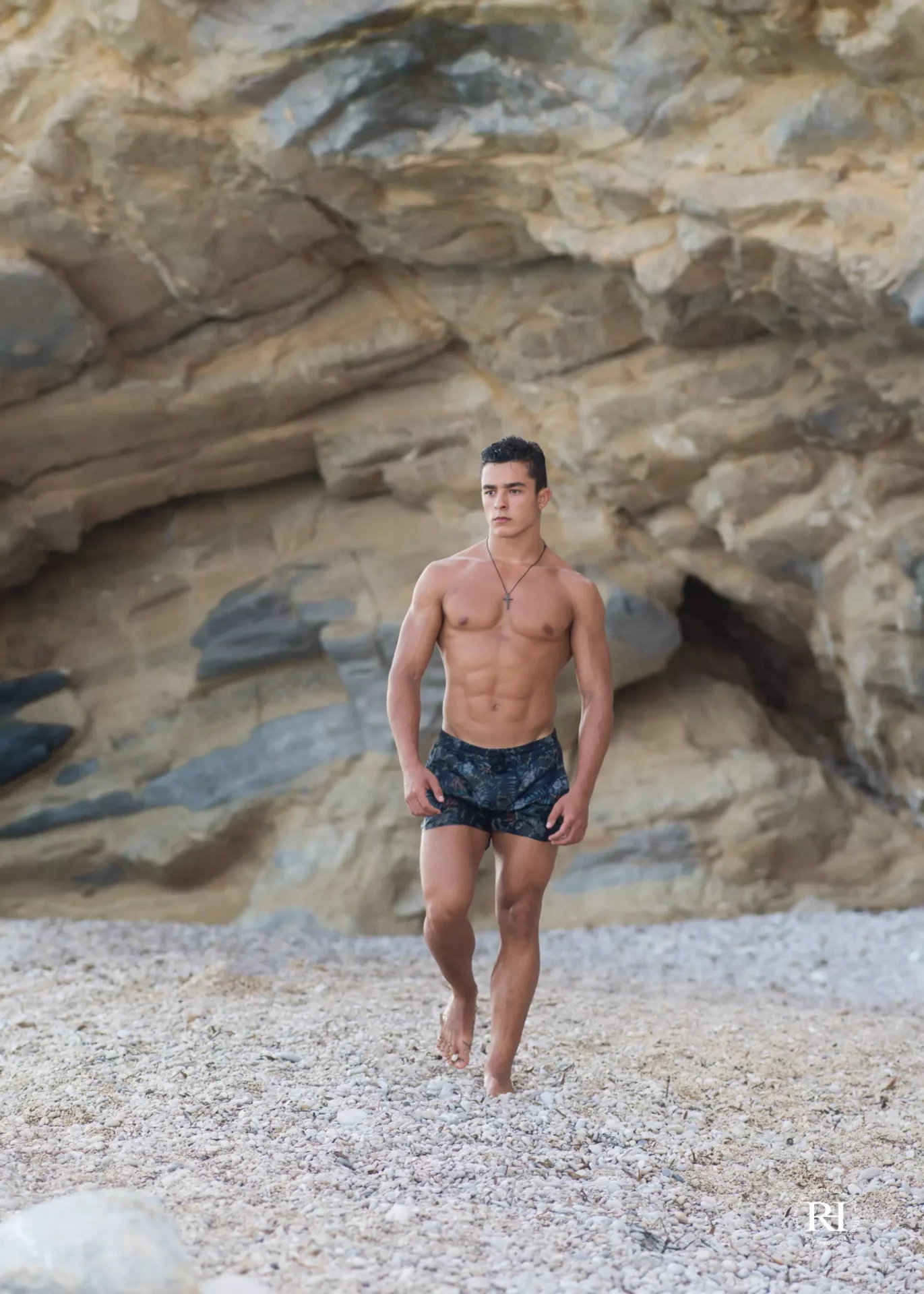 ruthestudio fotografia de moda de chico con musculos paseando por la playa